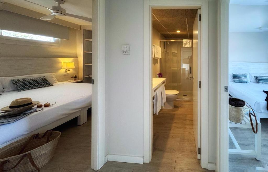 A bed or beds in a room at INN Mallorca Aparthotel