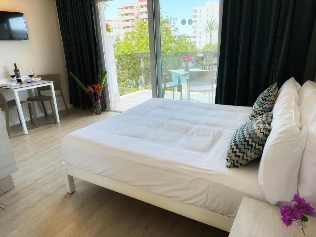 A bed or beds in a room at INN Mallorca Aparthotel
