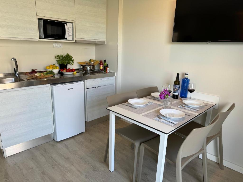 A kitchen or kitchenette at INN Mallorca Aparthotel