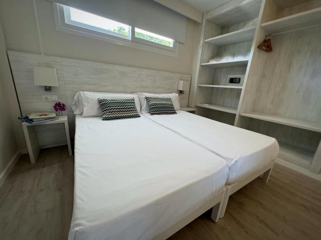 A bed or beds in a room at INN Mallorca Aparthotel