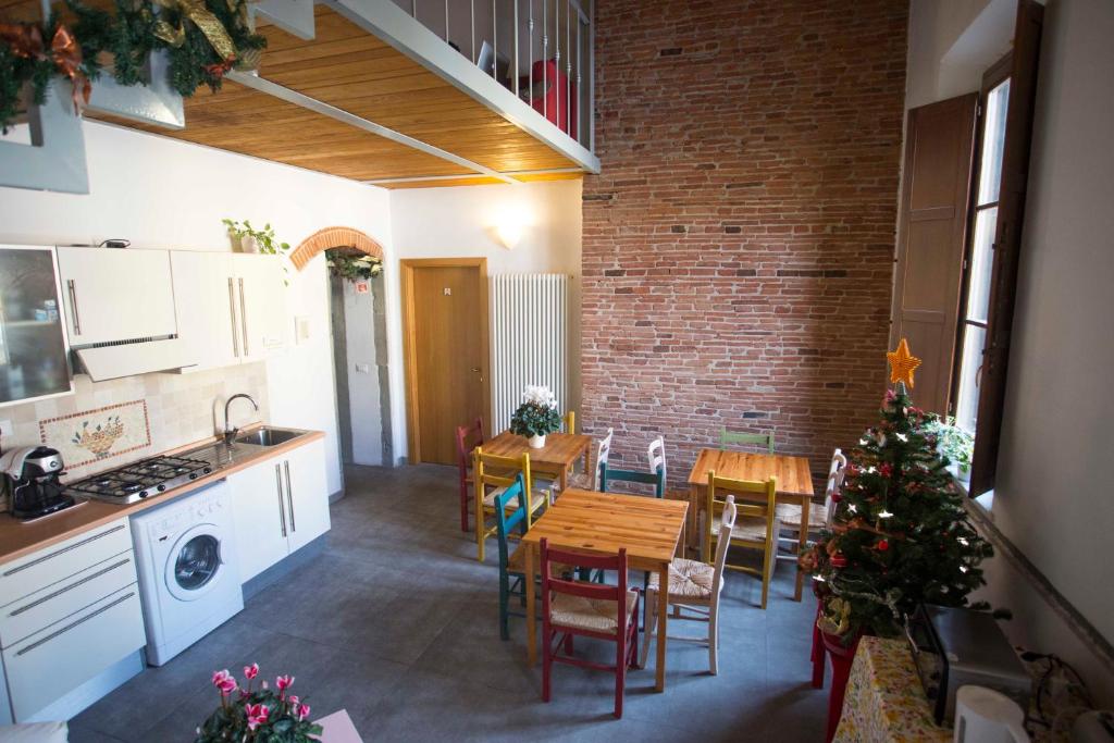 una cucina e una sala da pranzo con tavolo e sedie di B&B Le Donzelle - HiTuscany a Pisa