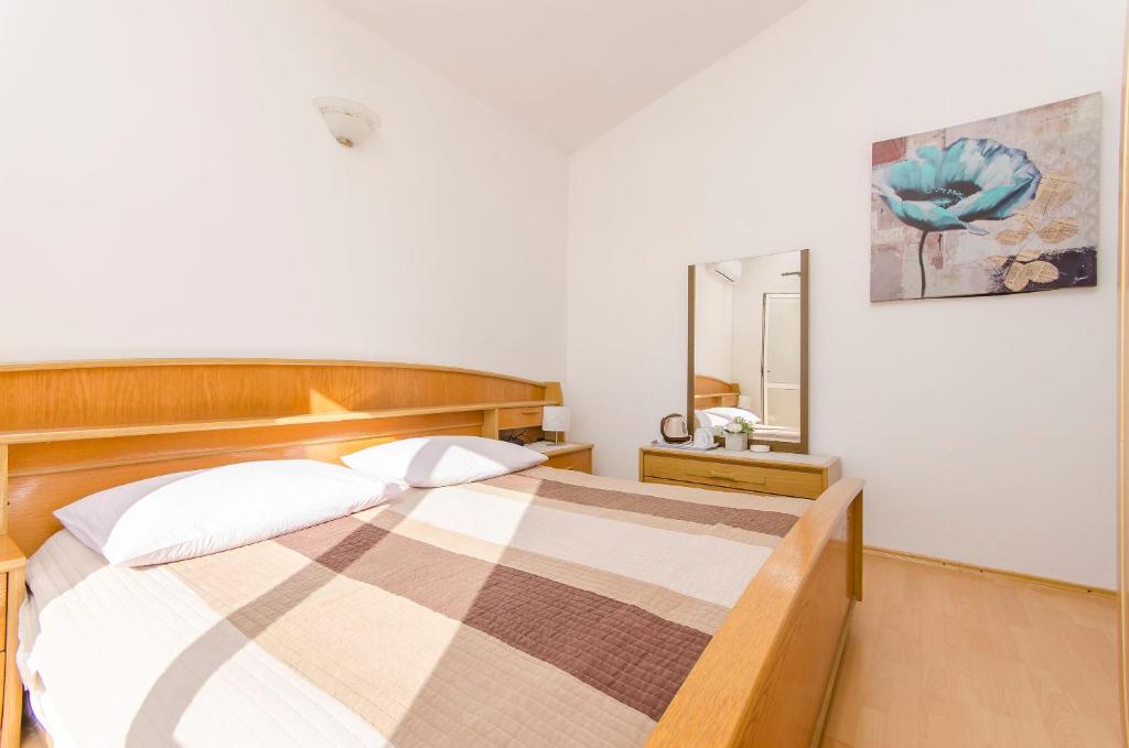Postel nebo postele na pokoji v ubytování Apartment and Rooms Radojka
