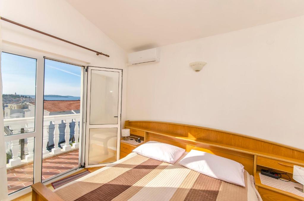 Postel nebo postele na pokoji v ubytování Apartment and Rooms Radojka