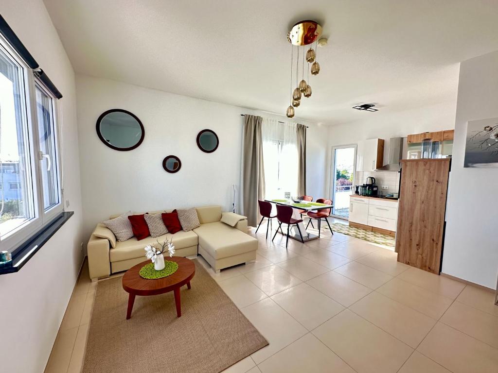 a living room with a couch and a table at Privatwohnung Rüsselsheim nähe Hyundai Airport Messe etc in Königstädten