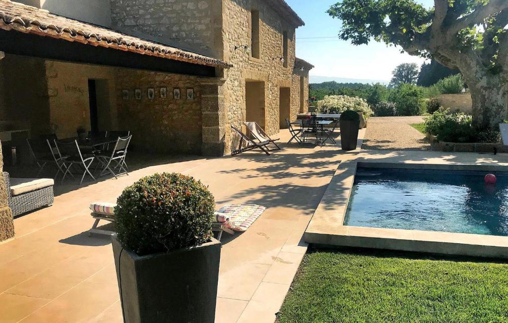 una casa con piscina en un patio en Lovely Home In Le Thor With Wifi, en Le Thor
