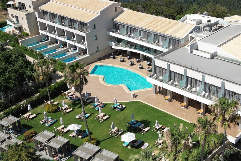 een luchtzicht op een resort met een zwembad bij Castello Boutique Resort & Spa - Adults Only in Sissi