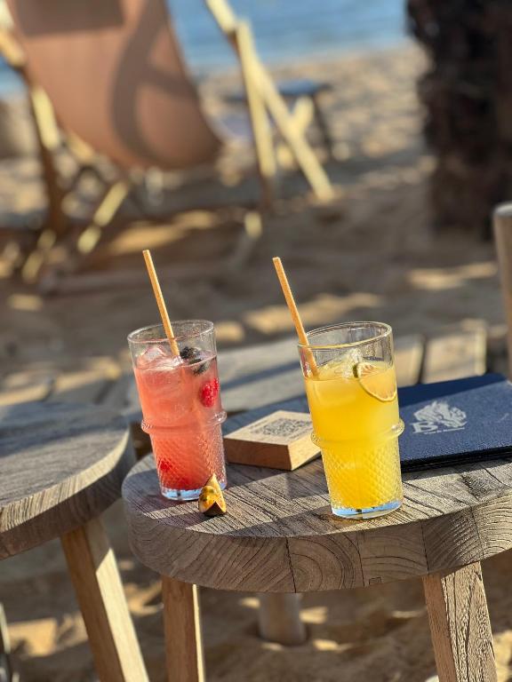 deux boissons assises sur une table en bois dans l'établissement Calme et mer, à Pornichet