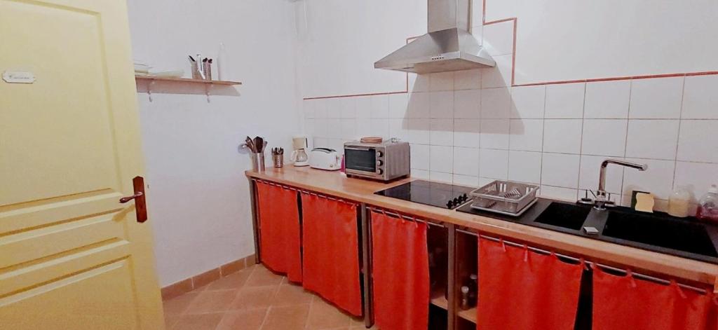Kuchyň nebo kuchyňský kout v ubytování En Pascot - 1 appartement et 2 chambres indépendantes