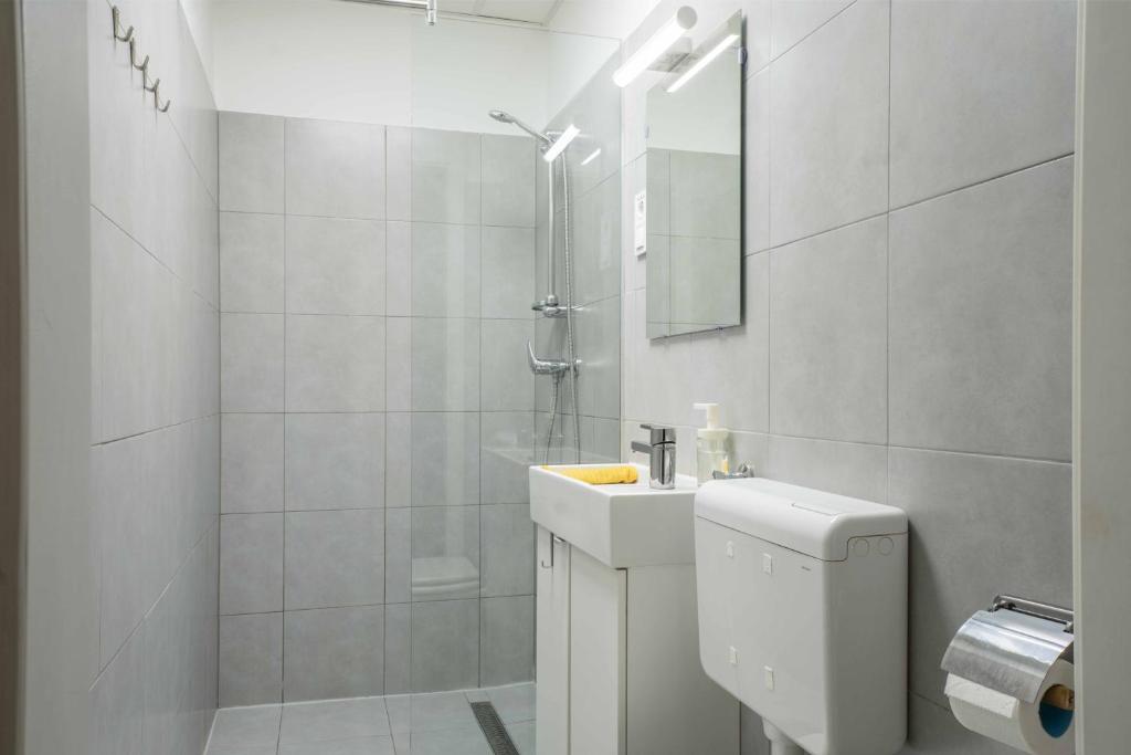 A bathroom at Cosy Studio In Terezvaros W41 Green