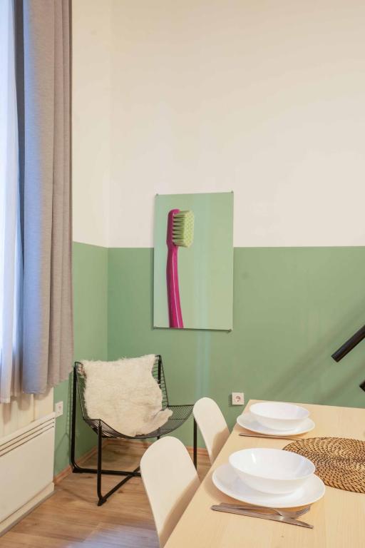 A seating area at Cosy Studio In Terezvaros W41 Green