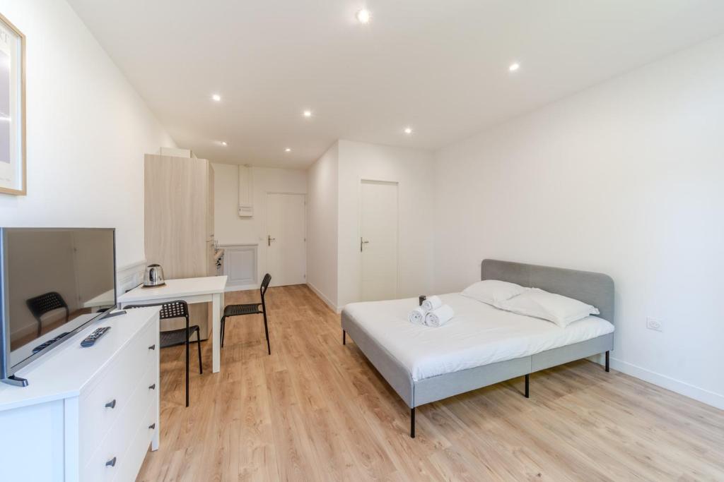 une chambre avec un lit et un bureau et une cuisine dans l'établissement Maison Fontanières Le Mourguet Cosy - 2 People, à La Mulatière