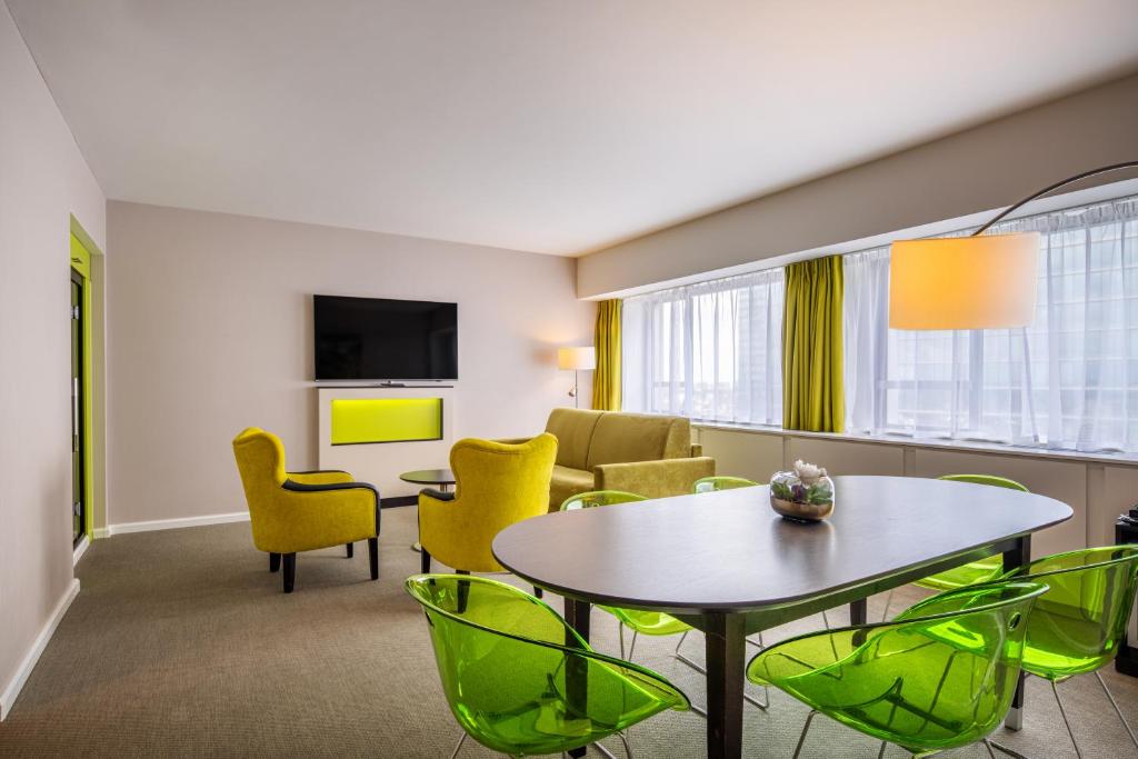 TV a/nebo společenská místnost v ubytování Thon Hotel Brussels City Centre