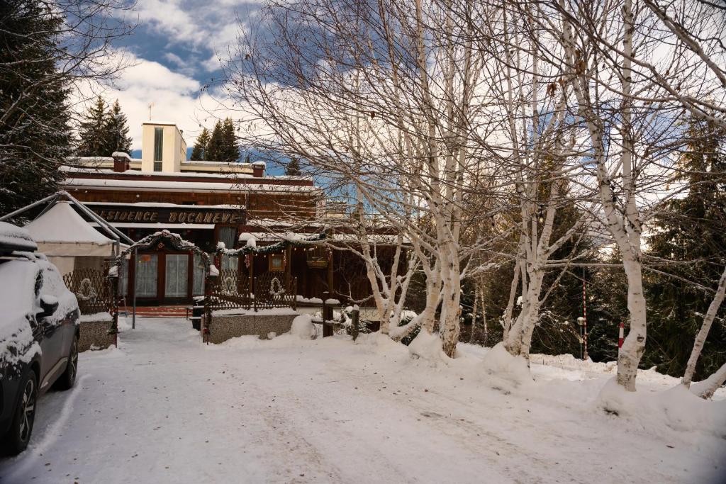 een met sneeuw bedekte straat voor een gebouw bij Residence Bucaneve in Mezzana