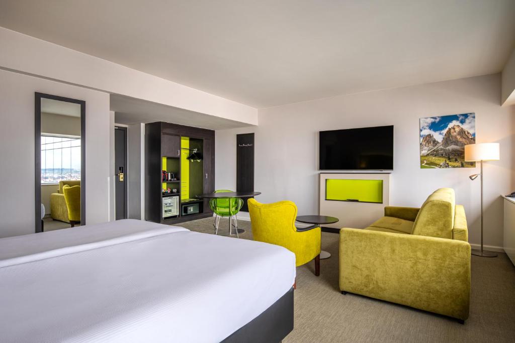 TV a/nebo společenská místnost v ubytování Thon Hotel Brussels City Centre
