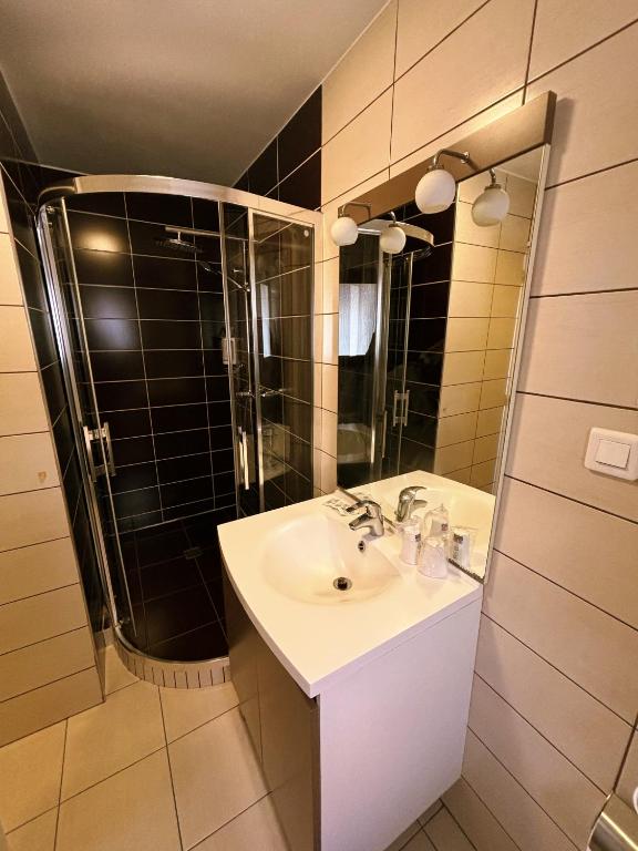 Koupelna v ubytování Hotel Le Divona "au coeur de Divonne"