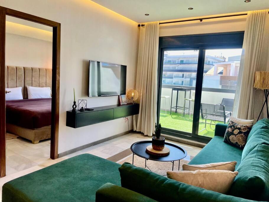 丹吉尔Natural Harmony Suite - 2 BR Marina Bay Beach View的客厅里有一张沙发、一张床和一面镜子
