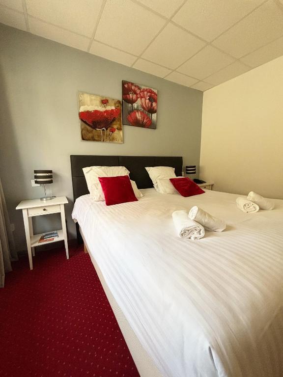 Postel nebo postele na pokoji v ubytování Hotel Le Divona "au coeur de Divonne"