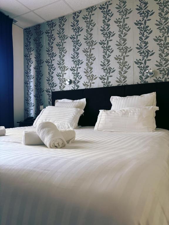 Postel nebo postele na pokoji v ubytování Hotel Le Divona "au coeur de Divonne"