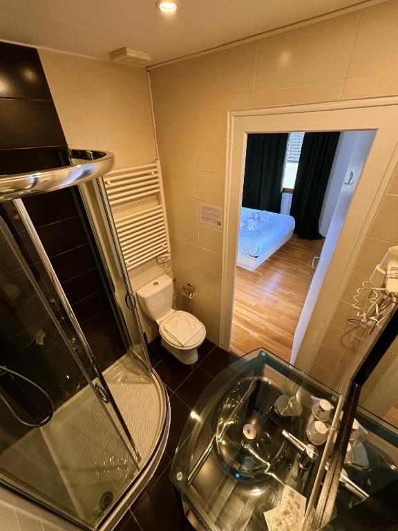 Koupelna v ubytování Hotel Le Divona "au coeur de Divonne"