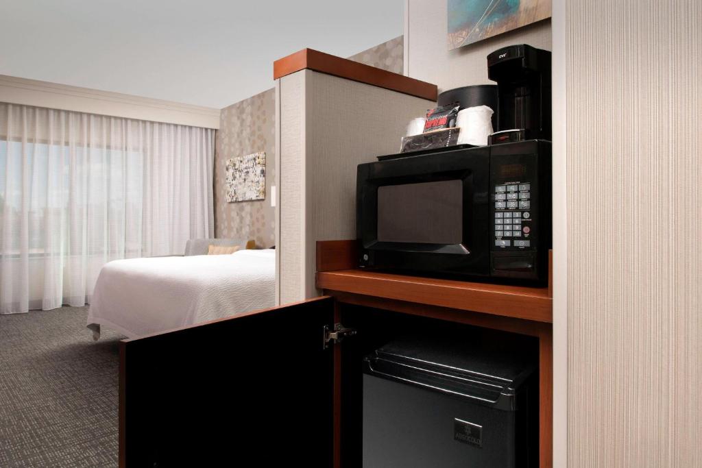 Kuchyň nebo kuchyňský kout v ubytování Courtyard by Marriott Tyler