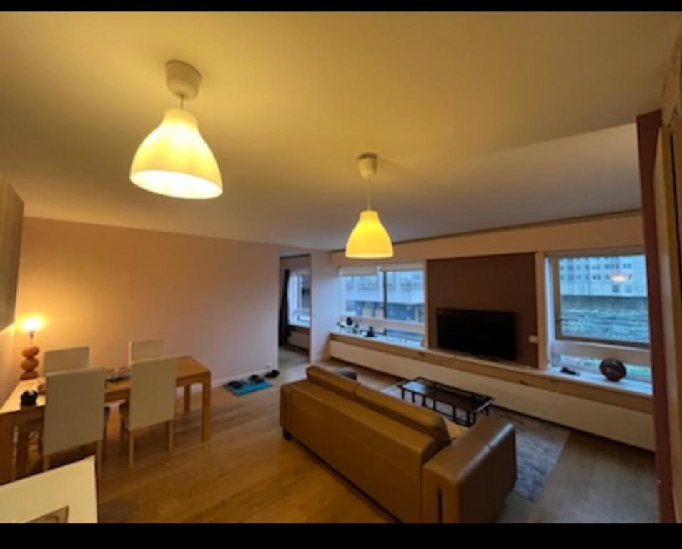 un salon avec un canapé et une table dans l'établissement Central Charm 10min walk Eiffel tower, à Paris