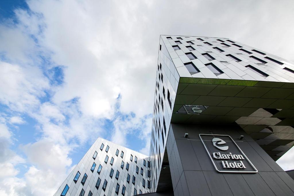 een hoog gebouw met een bord ervoor bij Clarion Hotel Energy in Stavanger