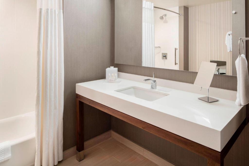 Koupelna v ubytování Courtyard by Marriott Prince George