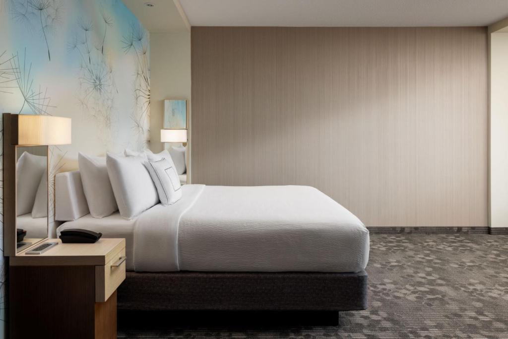 Postel nebo postele na pokoji v ubytování Courtyard by Marriott Prince George