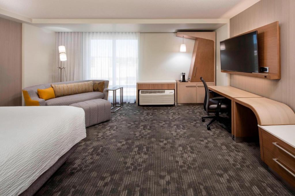 TV a/nebo společenská místnost v ubytování Courtyard by Marriott Prince George