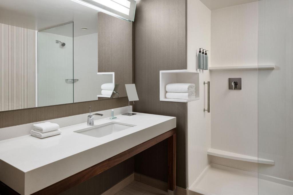 Koupelna v ubytování Courtyard by Marriott Prince George