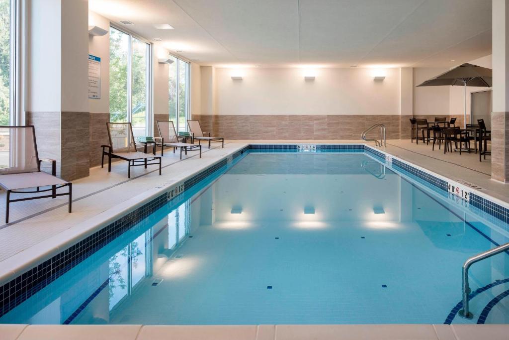 Bazén v ubytování Courtyard by Marriott Prince George nebo v jeho okolí