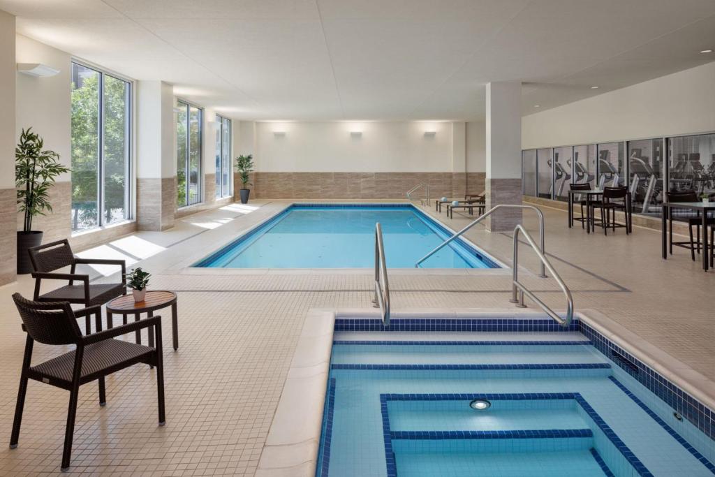 Bazén v ubytování Courtyard by Marriott Prince George nebo v jeho okolí