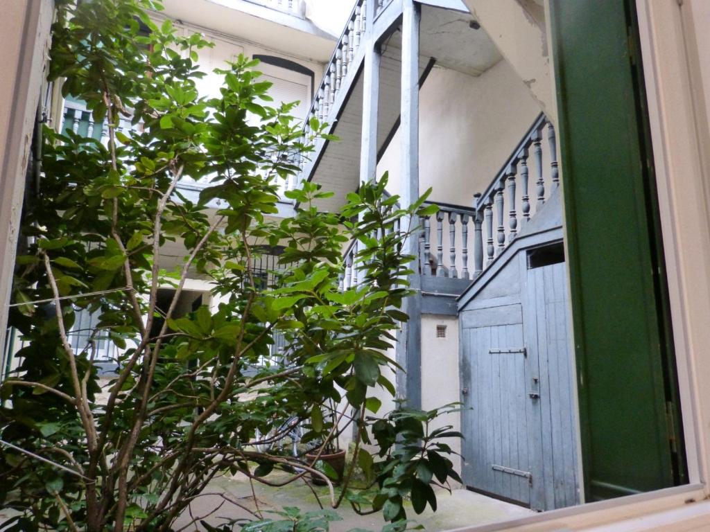 un bâtiment avec une porte bleue et une usine dans l'établissement 2 studios en 1, parfait pour familles ou couples, à Besançon