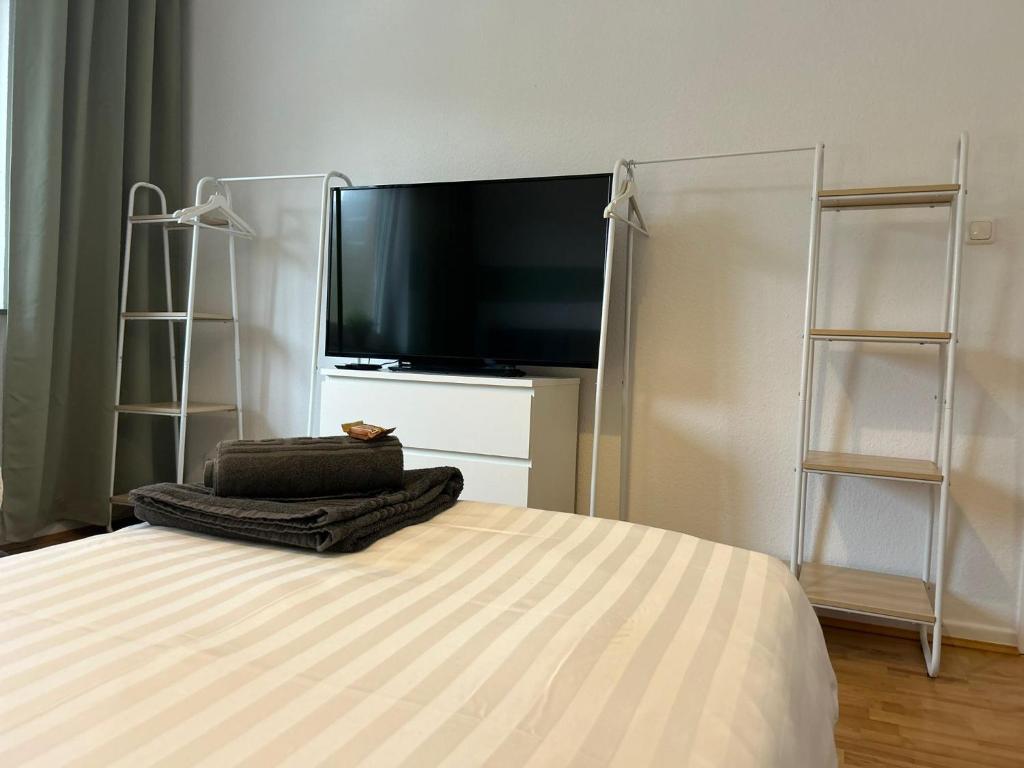 a bedroom with a bed with a flat screen tv at Berner Bude 3, 2 SZ - top Anbindung in Hamburg