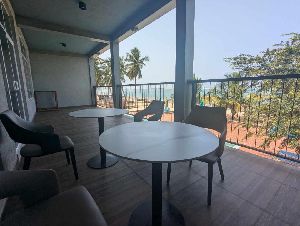 Balkón nebo terasa v ubytování Hiru Beach Resort