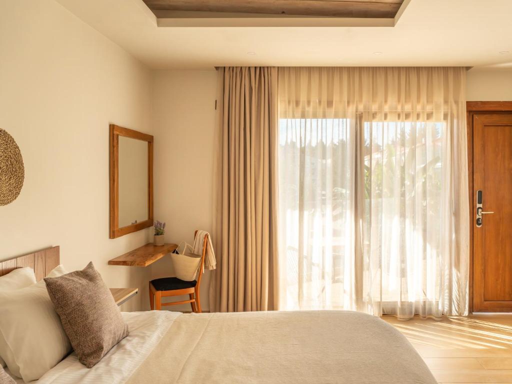 Posteľ alebo postele v izbe v ubytovaní Ekati Mare Lifestyle Resort