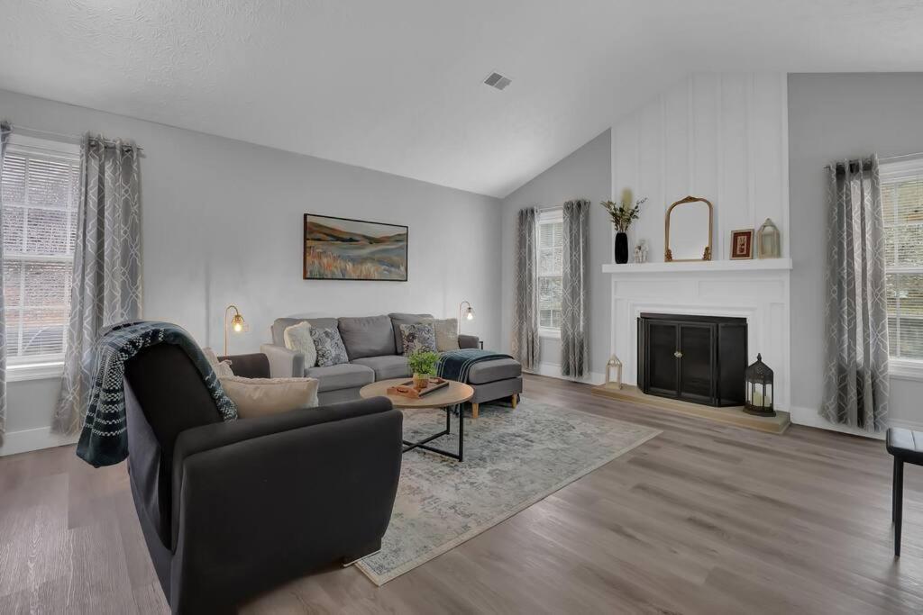 Χώρος καθιστικού στο The Smart Stay ! New Remodel! Minutes from Atlanta