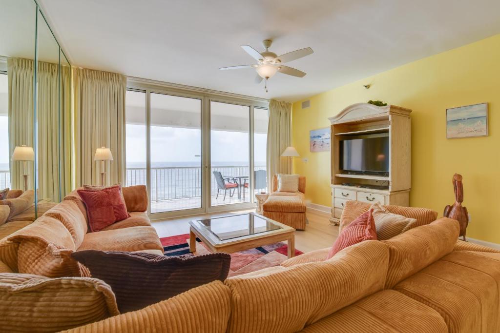 un salon avec un canapé et une télévision dans l'établissement Navarre Condo with Beach Access and Ocean Views!, à Navarre