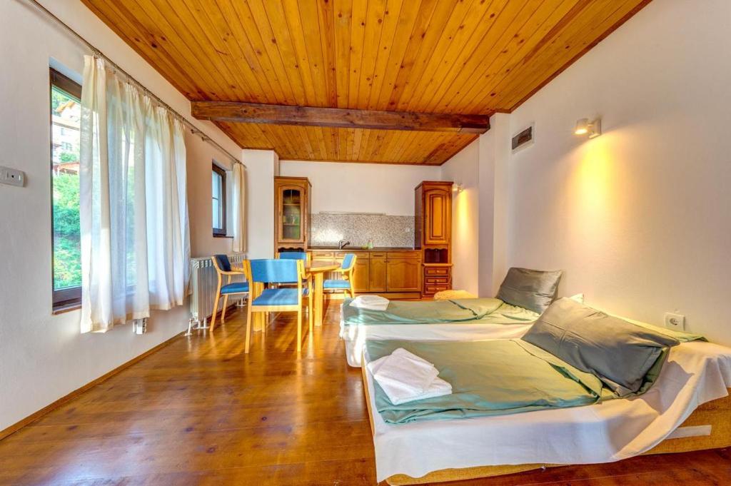 Posezení v ubytování The Pine Living - Guesthouse with Coworking space & Spa