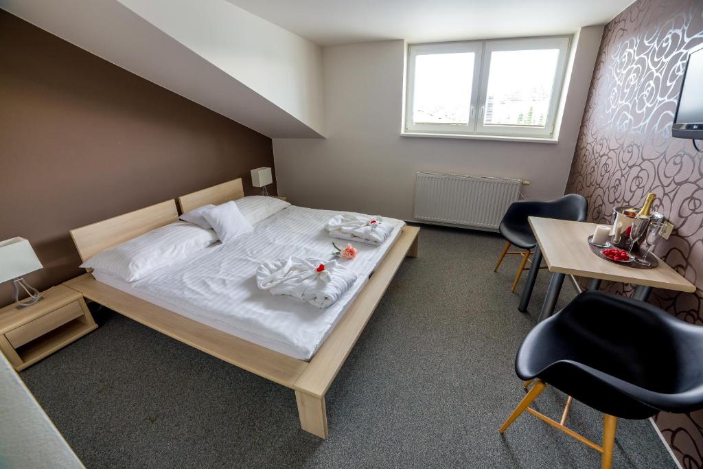 Postel nebo postele na pokoji v ubytování Hotel Lion