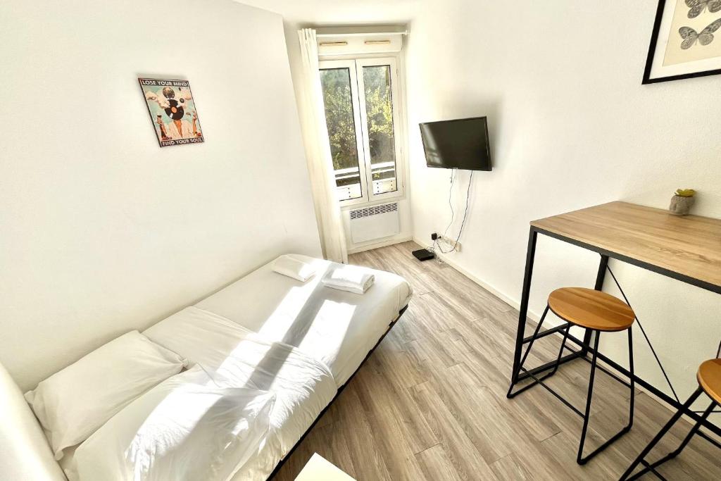 un salon avec un canapé blanc et une table dans l'établissement Pleasant apartment in a good location, à Montpellier