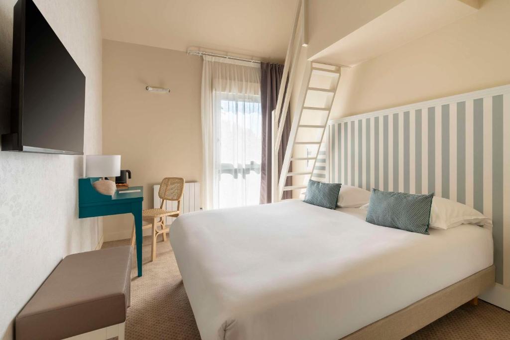 Postel nebo postele na pokoji v ubytování Best Western Flers Centre Gare