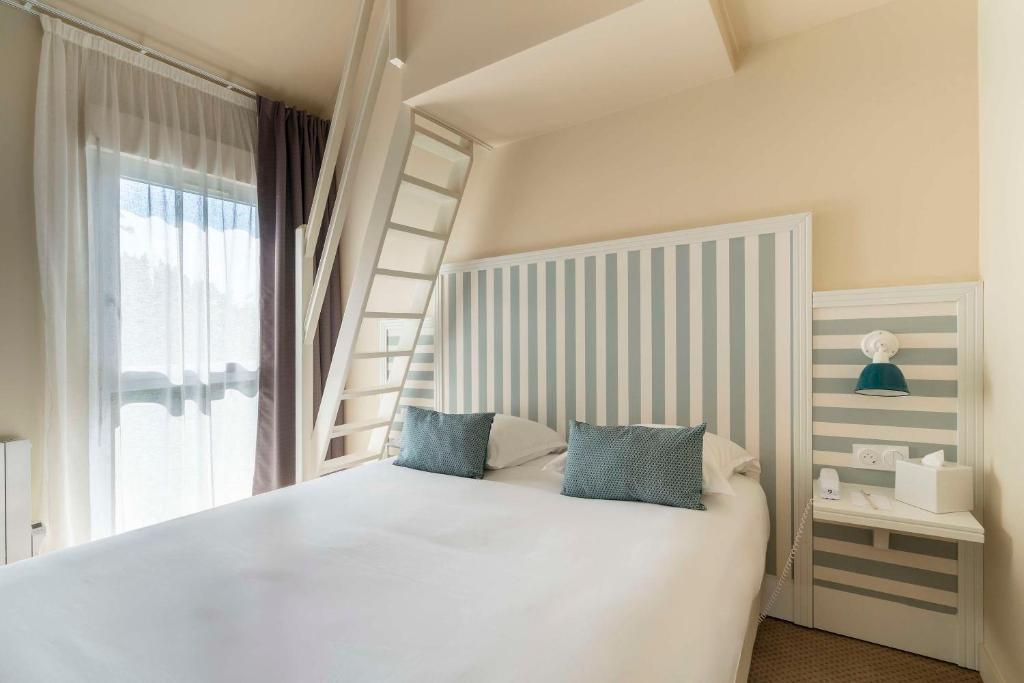 Postel nebo postele na pokoji v ubytování Best Western Flers Centre Gare