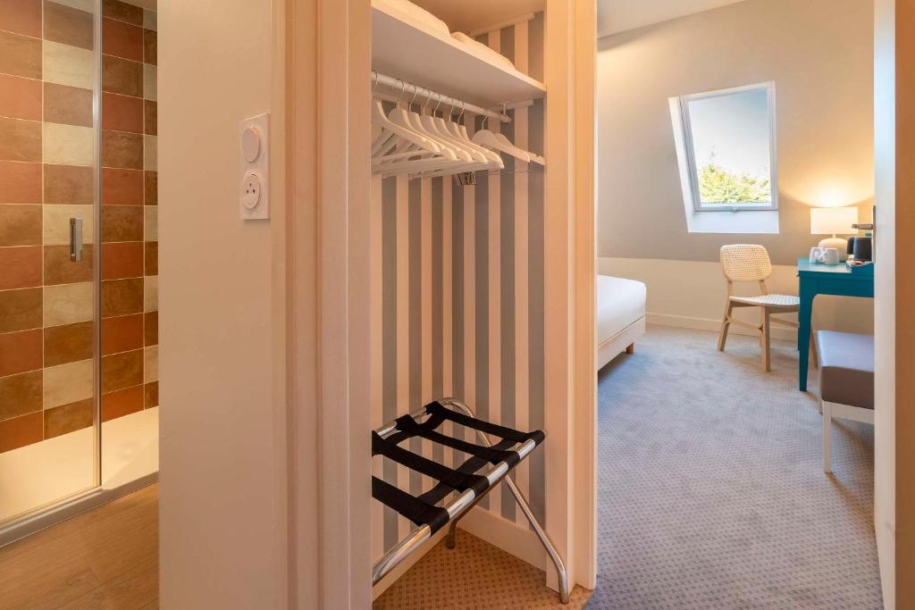 Postel nebo postele na pokoji v ubytování Best Western Flers Centre Gare