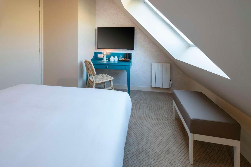 Postel nebo postele na pokoji v ubytování Best Western Flers Centre Gare