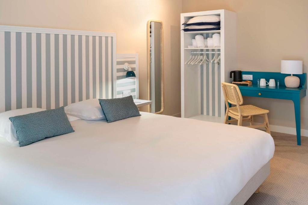 Postel nebo postele na pokoji v ubytování Best Western Flers Centre Gare
