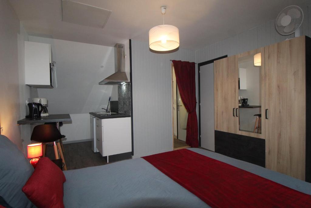 ルデアックにあるstudio ouest cuisine privé proche centre villeの小さなベッドルーム(ベッド1台付)、キッチンが備わります。
