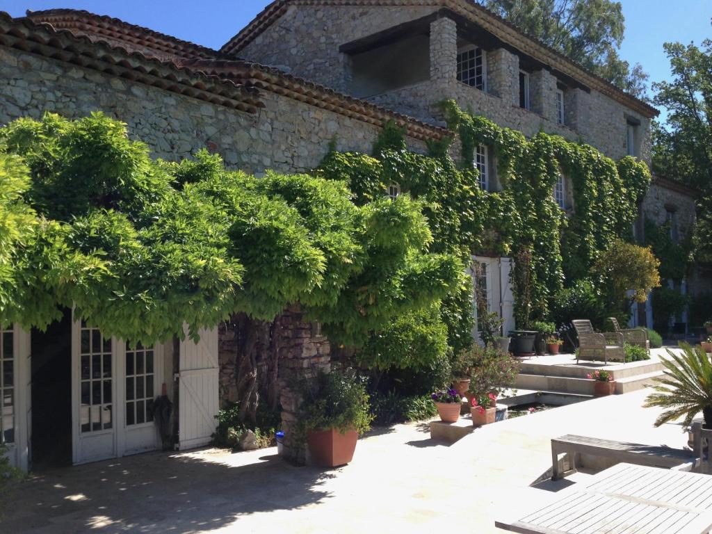 un bâtiment avec des plantes sur son côté dans l'établissement Bed and breakfast Bergerie de Peymeyan, à Saint-Paul-en-Forêt