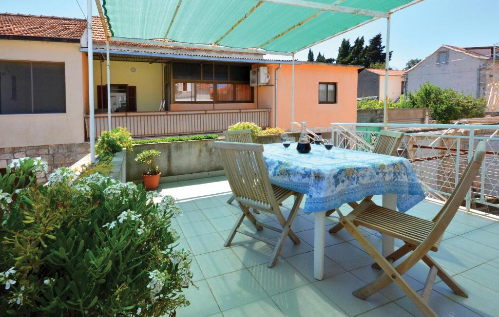 Balkón nebo terasa v ubytování Three-Bedroom Apartment With A Fireplace In Stari Grad