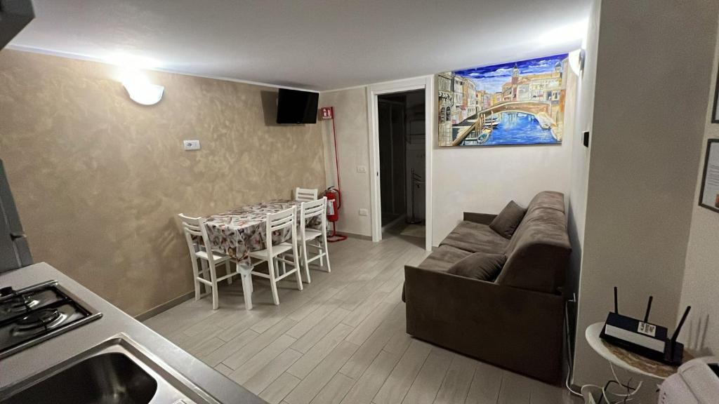 salon z kanapą i stołem w obiekcie Dreams 116 Calle Cipolla w mieście Chioggia
